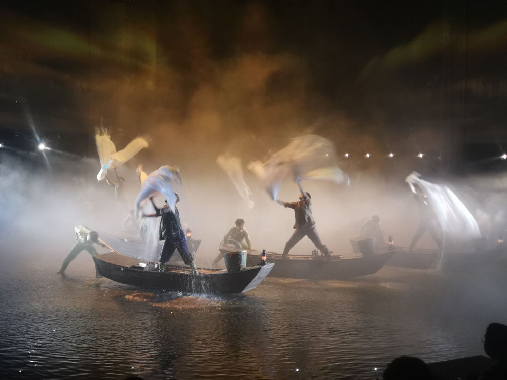 智杰優(yōu)16臺(tái)電動(dòng)平車(chē)批量交付，助力景區(qū)5D實(shí)景演出首演驚艷開(kāi)幕